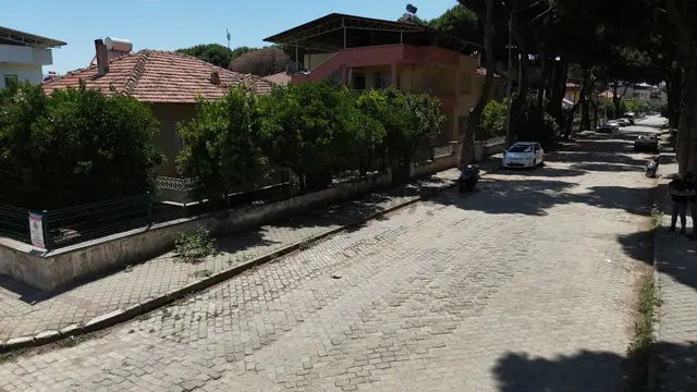 Şirinevler'de Müstakil Ev & 3 Kat İmarlı Köşe Parsel Arsası 3