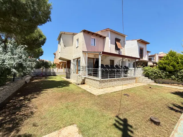 Seferihisar Dooğanbey'de Satılık Tek Müstakil Geniş Bahçeli Denize 50m Villa Seferihisar Dooğanbey'de Satılık Tek Müstakil Geniş Bahçeli Denize 50m Villa