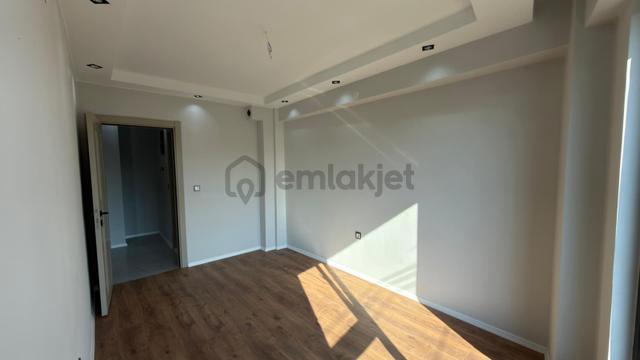 Rba'dan Sütlüce Mh. İstiklal Cd. Üzerinde Satılık 1+1 Apart 4
