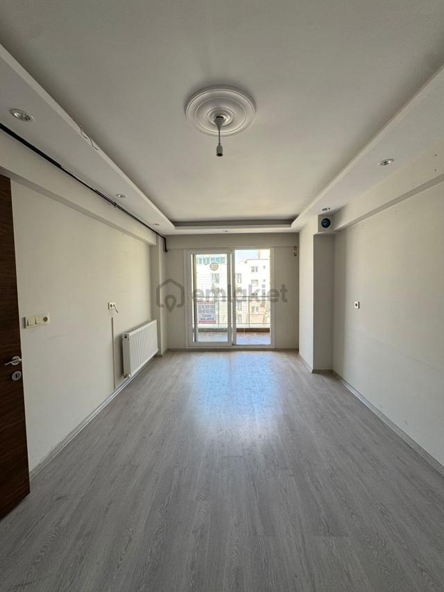 Zeki Emlak'tan Muradiye Mahallesinde Kiralık 2+1 Daire 4