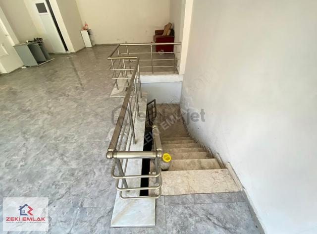 Zeki Emlak'tan Muradiye'de Caddeye Yakın Kiralık Köşe Dükkan... 4