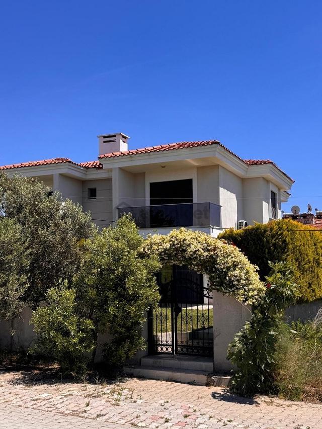 İzmir Çeşme Alaçatı Merkeze Yakın Müstakil Bahçeli Kiralık Villa 2