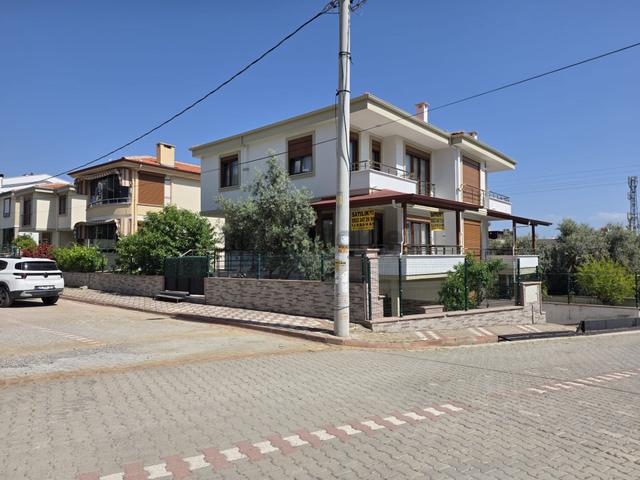 Altınoluk İlkbahar'dan 200m2 Arsa İçinde Deniz Manzaralı Garajlı Bahçeli Lüx Fırsat Villa 4