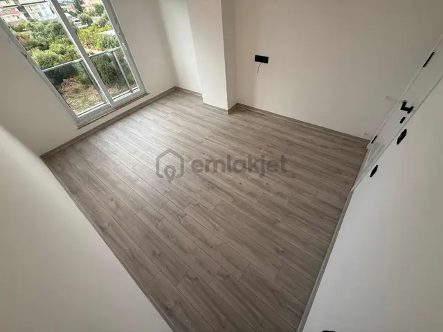 En/ru Satılık Sıfır İskanı Alınmış 3+1 Tramvaya Yakın 3