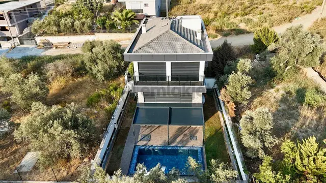 Kuşadası'nda Tam Müstakil Asansörlü Full Sıfır Eşyalı 4+1 Villa 3