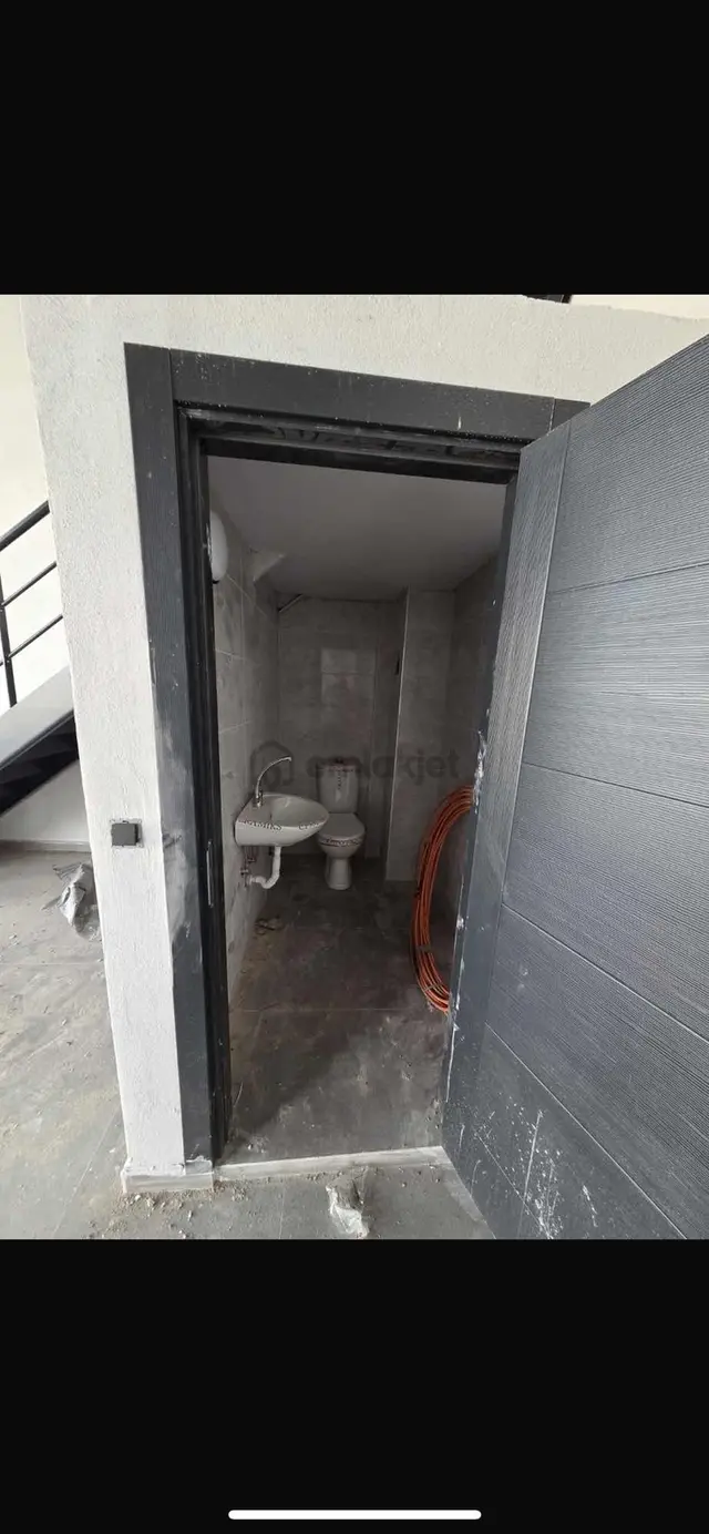 140 M2 Yalova-bursa Anayola Yakın İş Merkezinde Köşe Dükkan 2