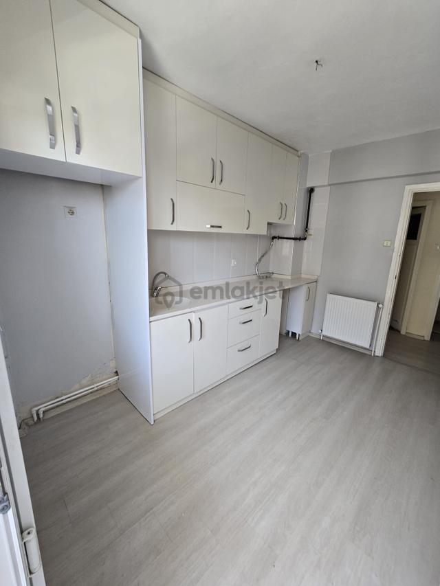 Balçova Eğitim Mahallesinde Doğalgazlı Kiralık 3+1 Daire 3