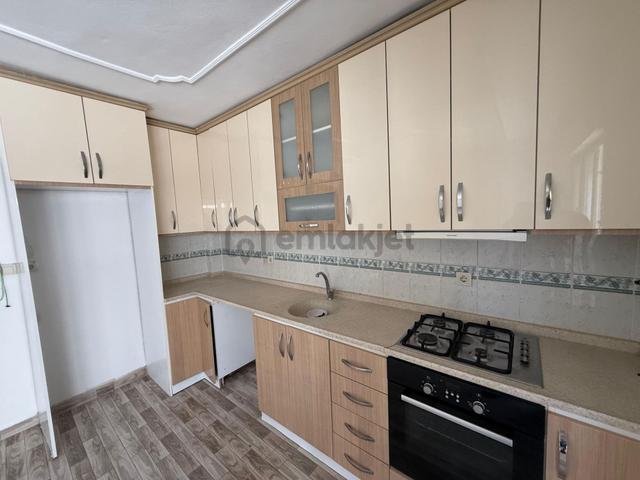 Re/max İnci'den Toygar Mah. Damla Sitesinde Geniş Kiralık 2+1 Daire 4