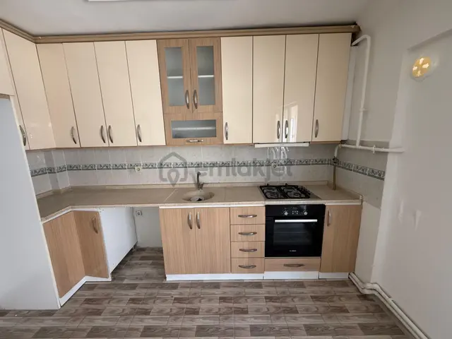 Re/max İnci'den Toygar Mah. Damla Sitesinde Geniş Kiralık 2+1 Daire 2