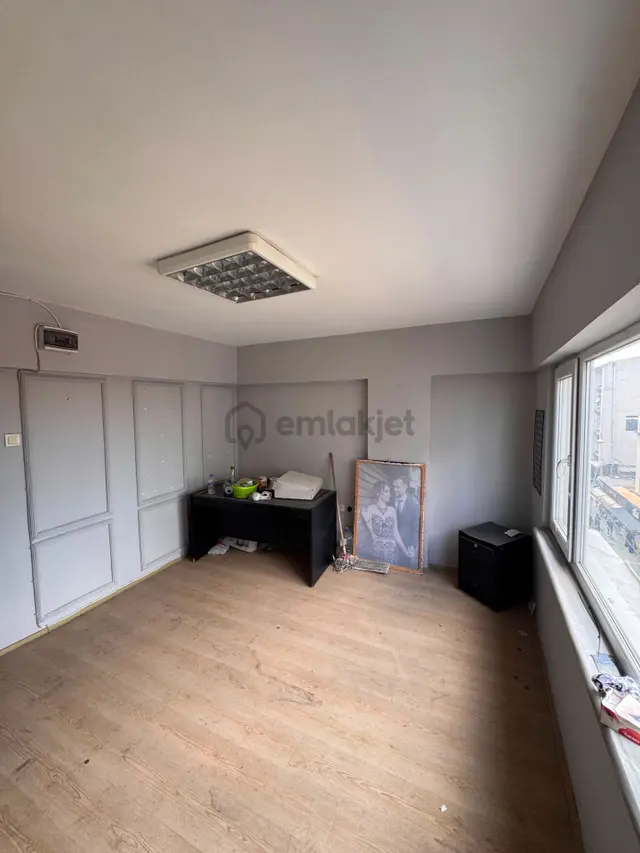 Şehrin Kalbinde, Asansörlü Binada Kiralık 1+1 Fırsat Ofis! 3