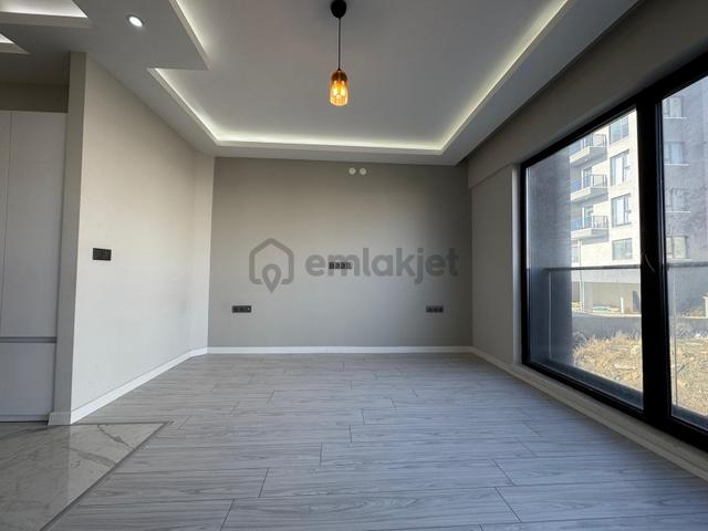 Alaçatı'dan İncek'te Bulvar Yakını Geniş 1+1 Kiralık Daire 4