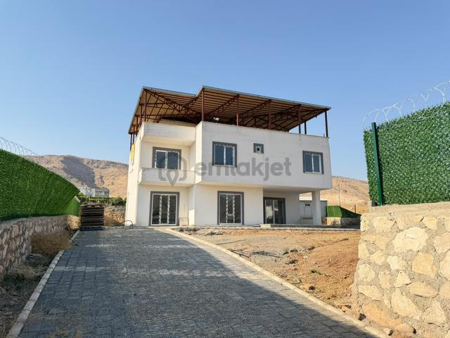 Batman Kılıç Köyünde Satılık 1300 M2 Arsa İçinde Triplex Villa 5