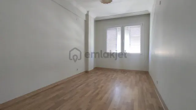 Menderes Caddesinde Yola Cepheli Ofise Uygun Kiralık Daire 4