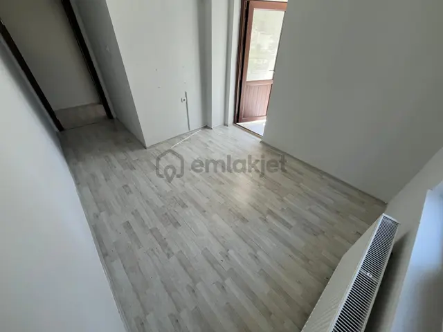 Karapürçekte Merkeze Yakın Katta 3+1 2