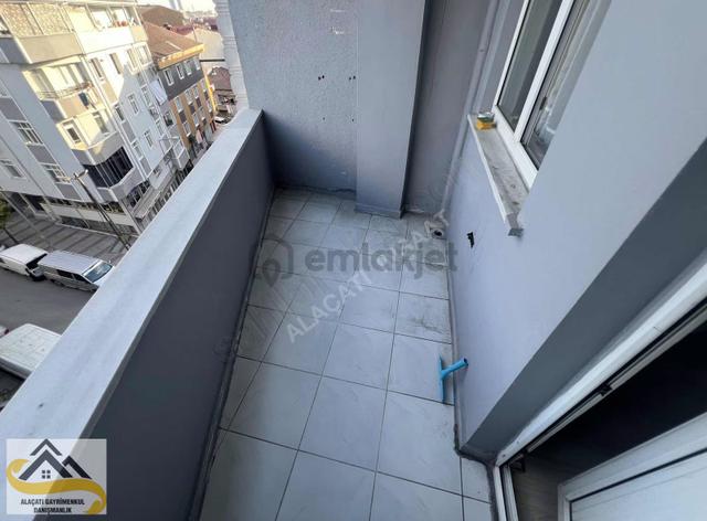 Alaçatı Dan Köşe Başı Bina Çift Cephe Kiralık 3.kat Daire 2+1 5
