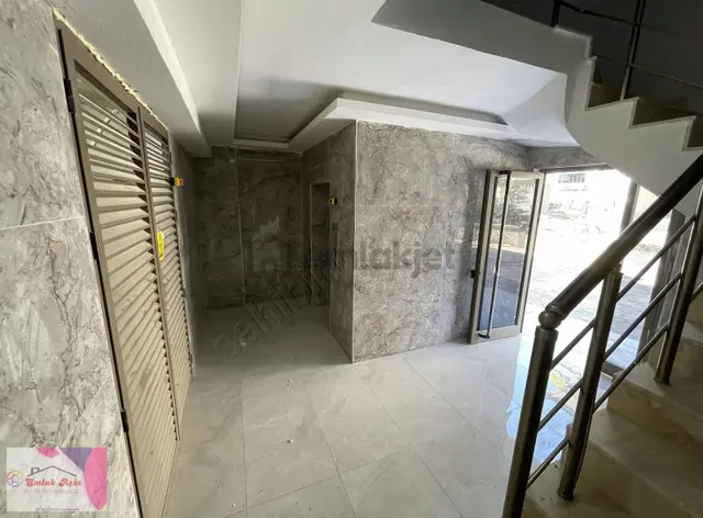 Katta Asansörlü Cadde Üzeri Önü Açık 3