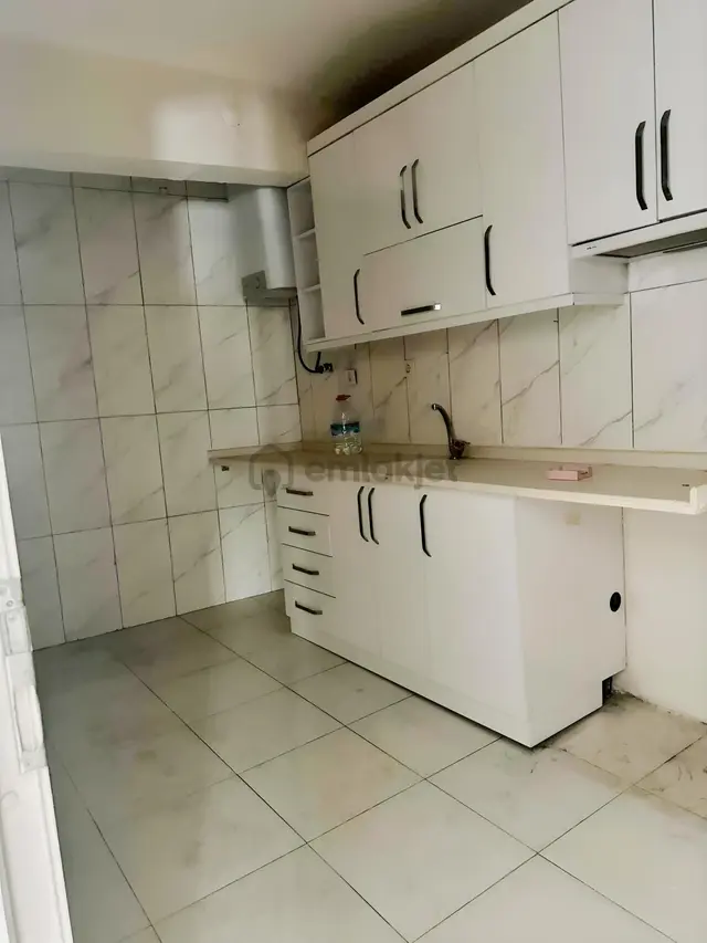 Bayraklı Adelet Mahallesi Merkezi Konumda Kiralık 2+1 Daire 3