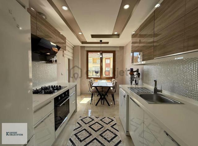 Gülük Mahallesi Kınaş Zümrüt Sitesi İçinde 3+1 Satılık Daire 5