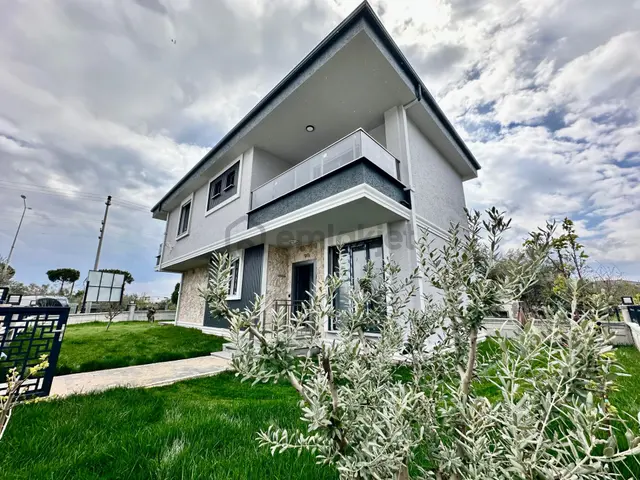 ꧁ay Emlaktan꧂küçükkuyu'da Denize Sadece 50 Metre Yüzme Havuzlu 3+1 Müstakil Villa 2
