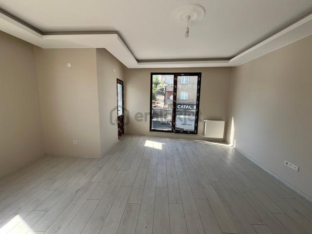 İstanbul Ataşehir Örnek Mahlesi Cadde Üzeri 2+1 Arakat 90 M2 Satılık