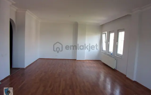 Tarabya Sanatçılar Sitesinde 3+1 140 Metrekare Sıfırlanmış Kıralık Daire
