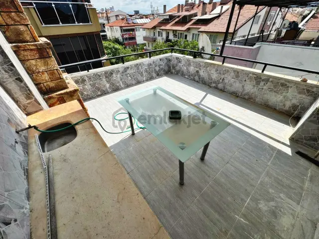 Aktif'ten Akçay'da Satılık Merkezi Konumda Barbekülü Geniş Çift Balkonlu 2+1 Dublex 4