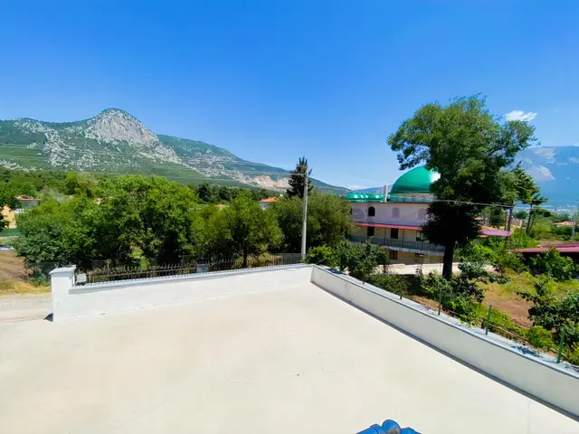 1090 M2 Arsa Üzerinde Satılık Müstakil Bahçeli 3 Katlı Ev 4