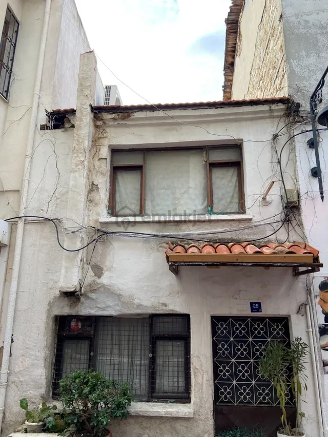 Satılık Kuşadası Kaleiçinde İşyeri Yapmaya Uygun İki Katlı Konut 3