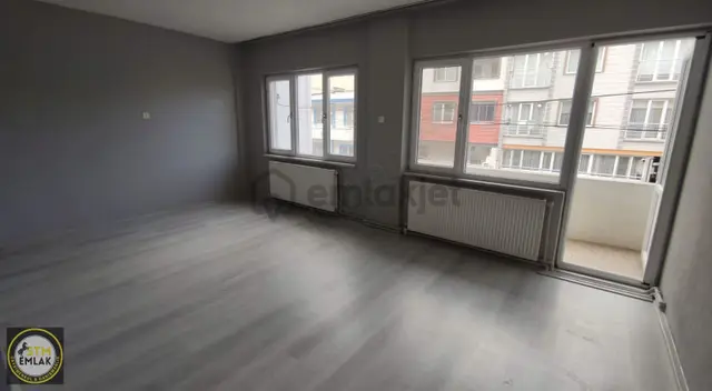 Stm Emlak'tan 600 Evler Mahallesi'nde Kiralık Ara Kat 2+1 Daire