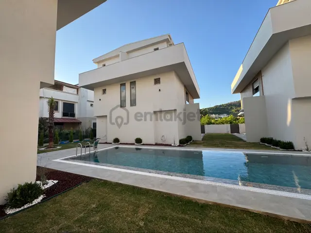 İzmir Seferihisar Ürkmez’de Satılık 3+1 Havuzlu Yazlık Villa Denize 650 Metre 5