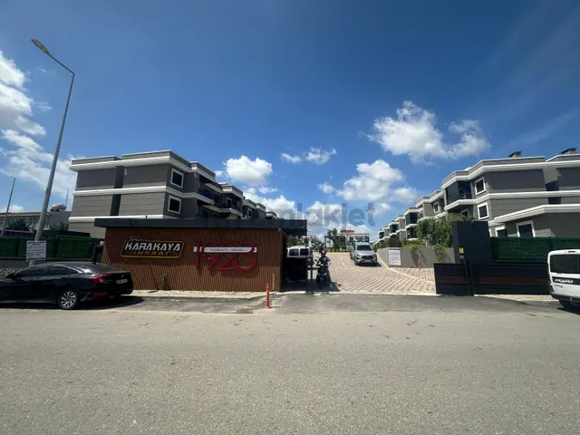 Menderes Cüneytbey Havuzlu Site İçerisinde Eşyalı Satılık Daire 4