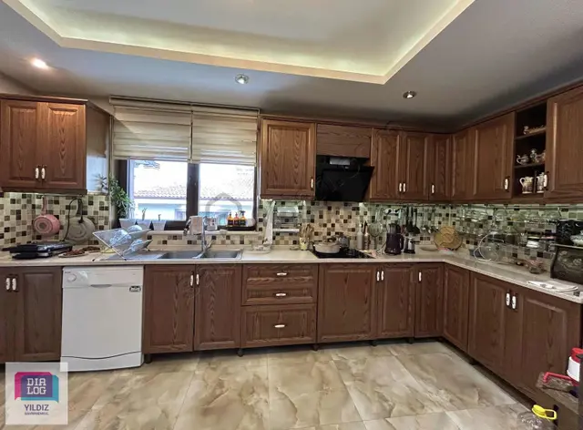 Özlüce 19 Mayıs Mah.prestijli Sitede, 6+1,havuzlu Satılık Villa 4