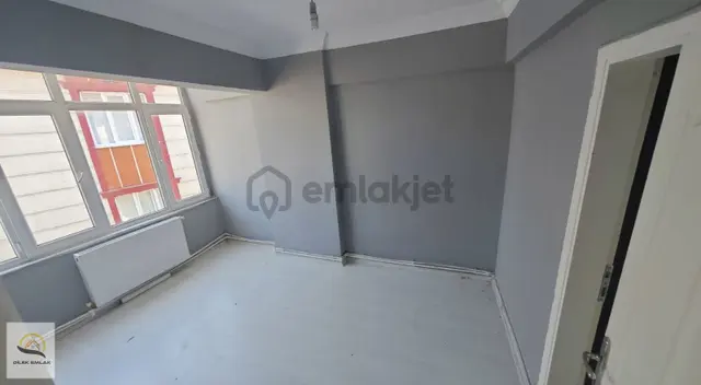 Çerkezköy'de Merkezi Konumda Ön Cephe 2+1 -100 M2 3.kat Daire 4