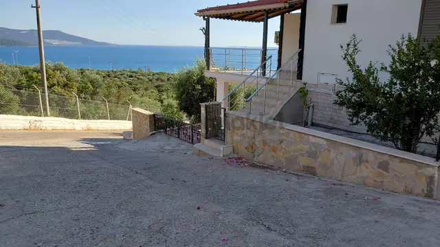 Didim Akbük'te Denize Sıfır Site İçerisinde Eşyalı 3+1 Villa 2