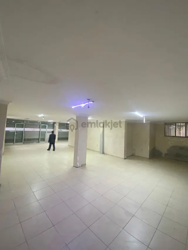 Gaziosmanpaşa Küçükköy Yolunda Kavaklıdere Sokakta /300m2 Kiralık Dükkan Bim Şok 101 1
