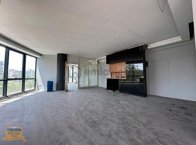 Erciyes'den Çekmeköy'de Çavuşbaşı Cad. Cepheli Plaza Katı 5