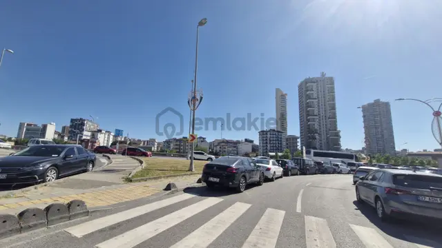 Çekmeköy Merkez Mah Kaymakamlık Karşısı 80m Şile Yolı Cepheli 3