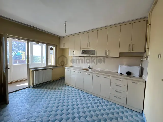 Menderes Caddesi'nde Satılık 3+1 Geniş Ve Ferah Daire 2