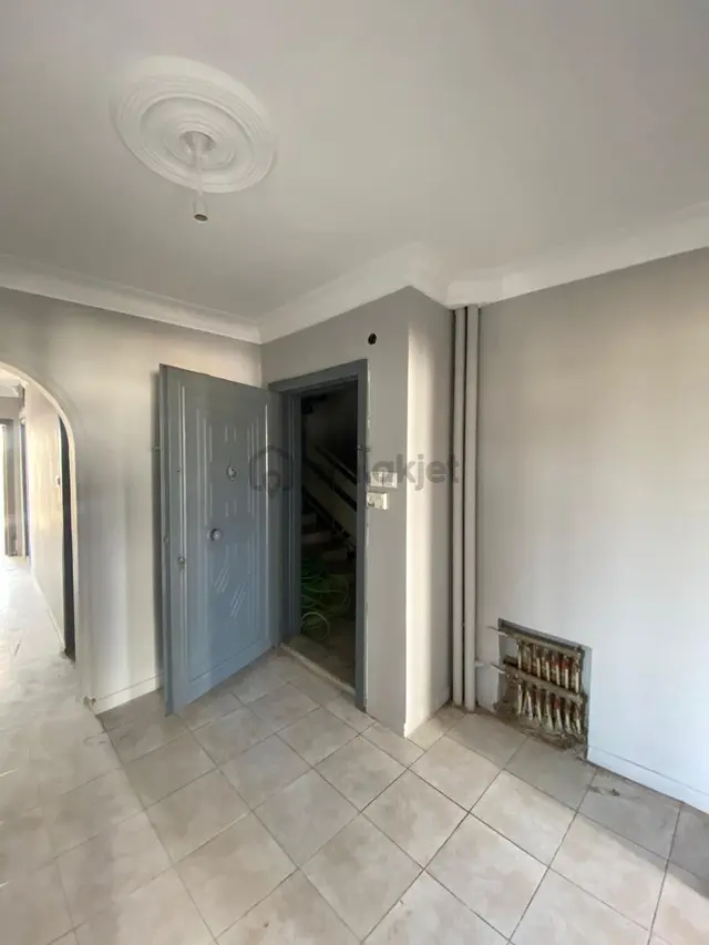 Ulubatlı Hasan'da Geniş Balkonlu 3+1 Kiralık Daire 4