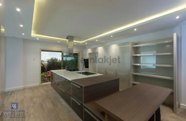 Bodrum Konacık'ta Deniz Manzaralı Lüks Satılık Tripleks Villa 5