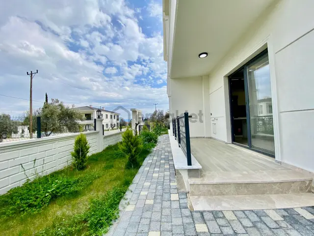 ꧁akçay Ay Emlaktan꧂güre'de Lüks Sitede Bahçe Kullanımlı Müstakil Tadında Satılık 2+1 Şık Daire 2