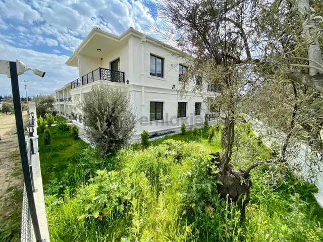 ꧁akçay Ay Emlaktan꧂güre'de Lüks Sitede Bahçe Kullanımlı Müstakil Tadında Satılık 2+1 Şık Daire 3