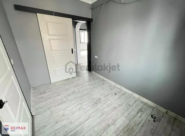 Remax Mid Maltepe Mahallesi Komple Yenilenmiş 2+1 Ara Kat Daire 1