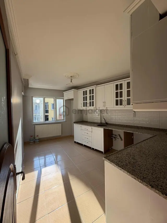 Emlak Center'dan Kaynak Mah. Arakat Asansörlü 3+1 Kiralık Daire 3