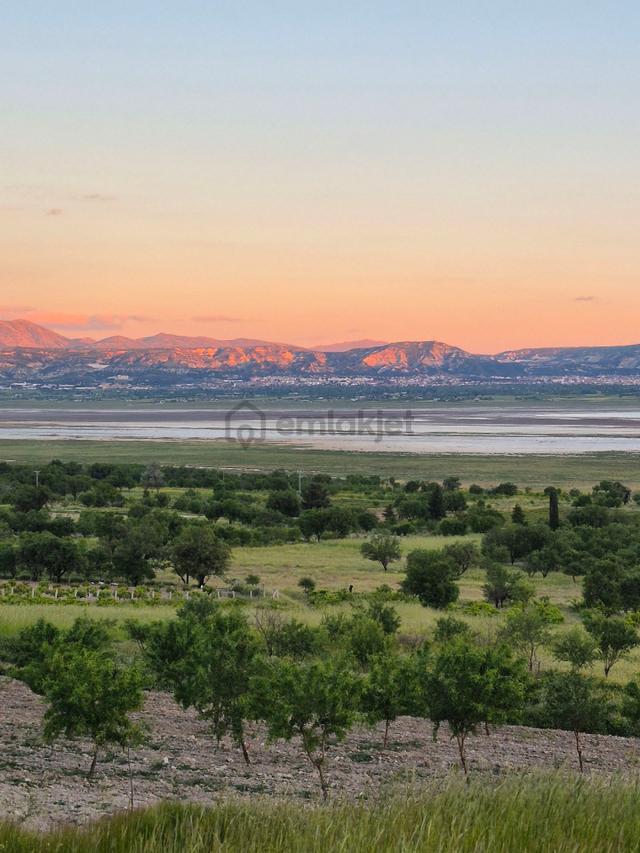 Lavanta Diyarında Göl Manzaralı 5600 M2 Arazi 1