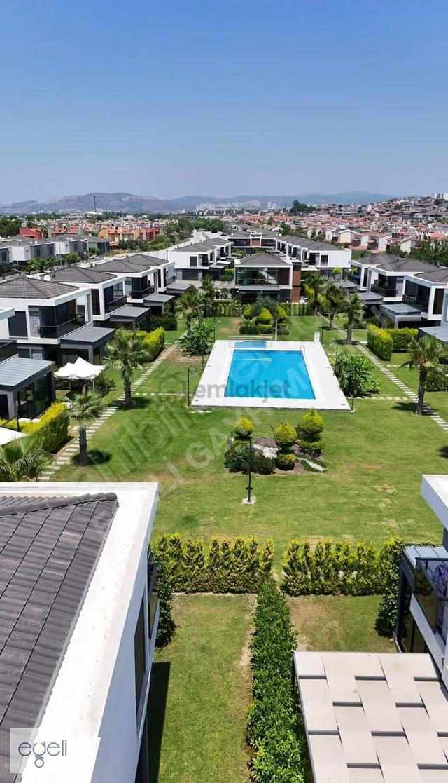 Denize Yürüme Mesafesinde Geniş Bahçeli 3+1 Satılık Yazlık 4