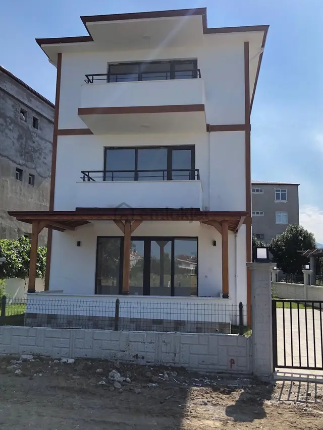 Furkan Emlak'tan Atakum Taflan'da 5+1 248m2 3 Katlı Sıfır Villa 2
