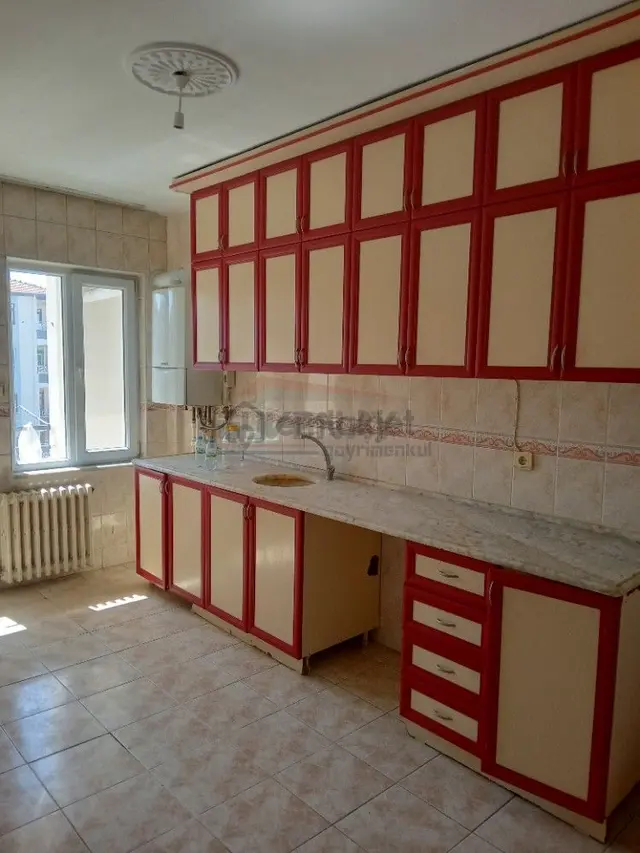 Güvenay - Çorum Ulukavak Mah. Varinli Caddesi Üzeri 3+1 Kiralık Daire 1