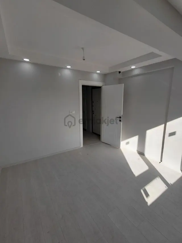 Kaymen Emlak Satılık Sıfır 2+0 65 M2 Asansörlü Balkonlu Garajlı 3