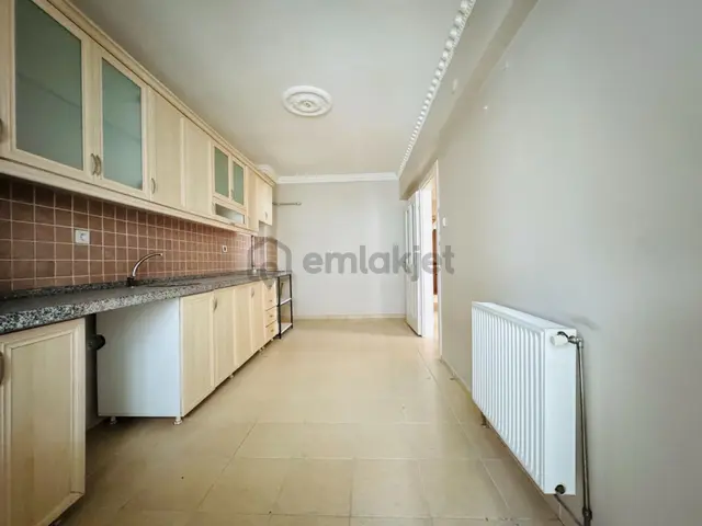 Nam-ak Emlak'tan Diş Hastahanesi Yakını 1.kat Uygun Fiyat 3+1 Daire 4